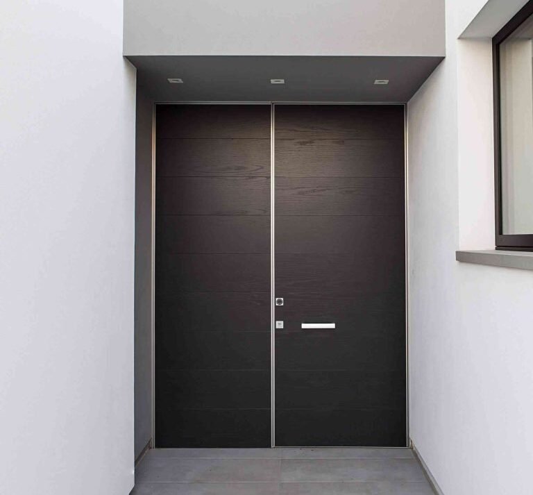 Villa entrance with custom wrought iron gates from China
